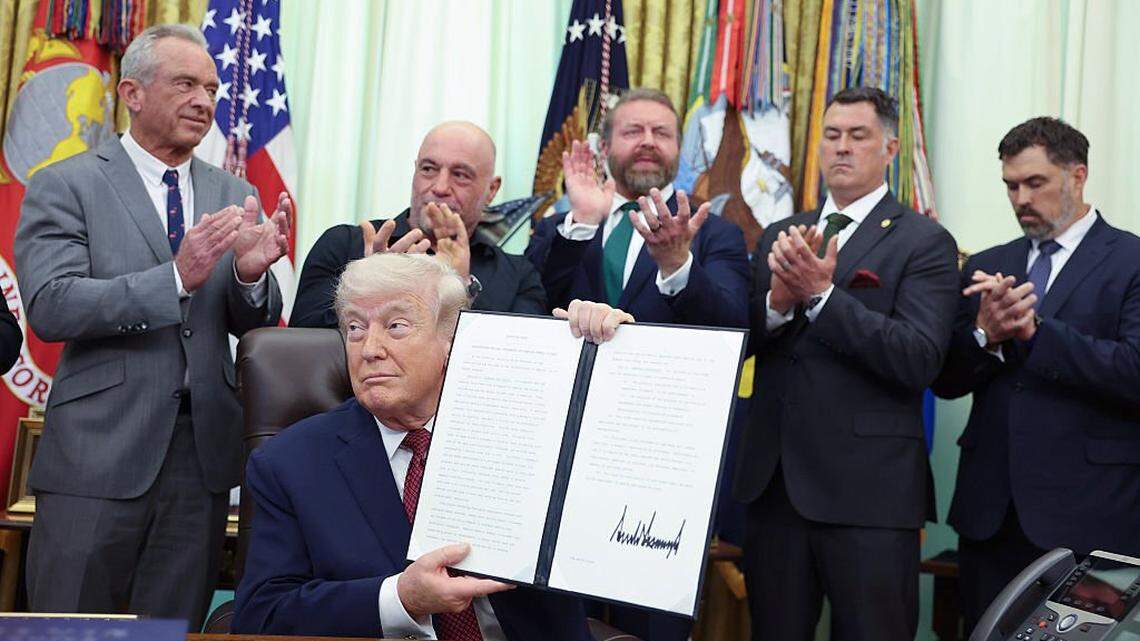 El presidente de los Estados Unidos, Donald Trump, habla en el Despacho Oval mientras firma una orden ejecutiva el 18 de abril de 2026 en Washington, D.C. La orden ejecutiva instruye a la Administración de Alimentos y Medicamentos (FDA) a emitir nuevas directrices sobre el uso de fármacos psicodélicos destinados a ensayos clínicos para veteranos estadounidenses que padecen trastorno de estrés postraumático.