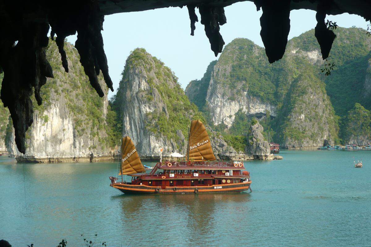 Una de las embarcaciones para turistas que pasea por la Bahía de Ha Long.