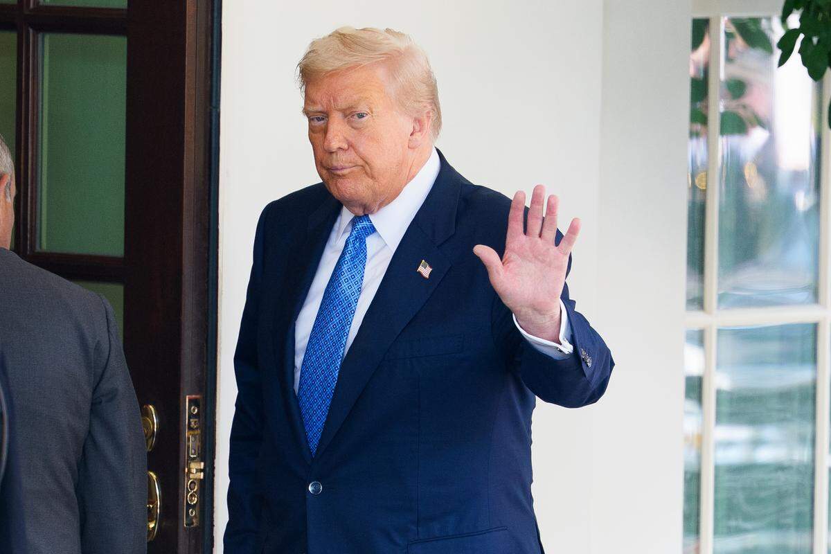 El presidente de Estados Unidos, Donald Trump, saluda a la prensa afuera del Ala Oeste de la Casa Blanca en Washington D.C., el viernes 8 de agosto de 2025.