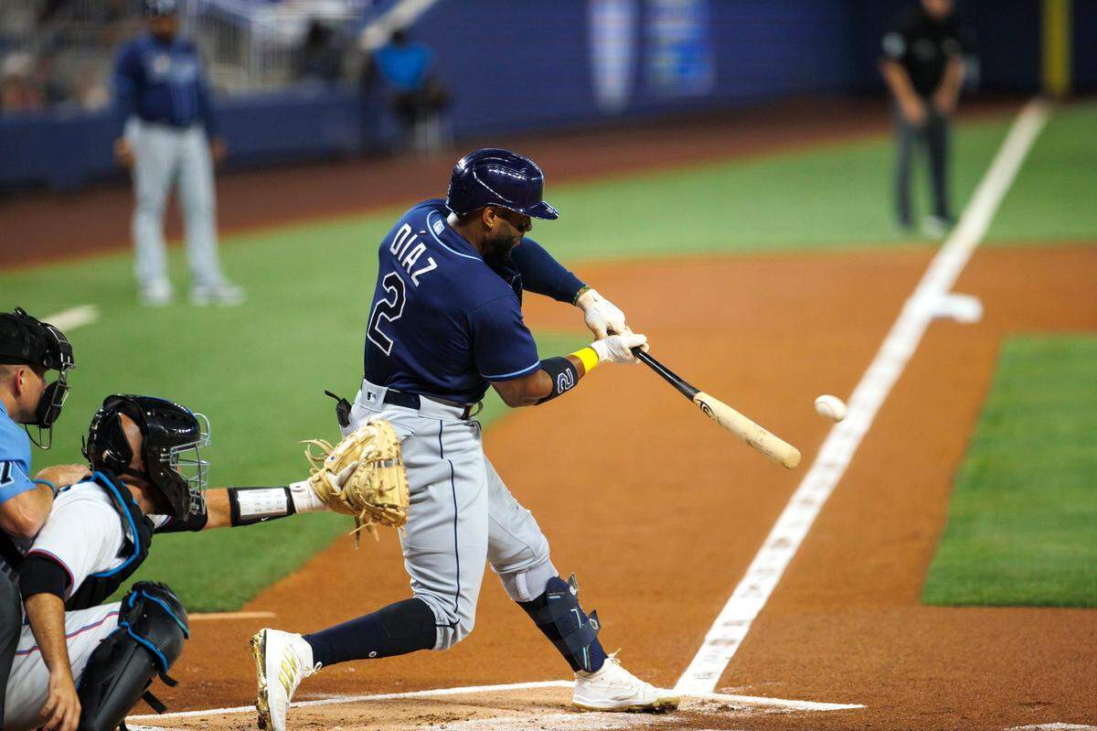 El tercera base de los Rays de Tampa Bay Yandy Díaz batea un hit en el priimer inning del partido ante los Marlins, celebrado el 31 de agosto de 2022 en Miami.
