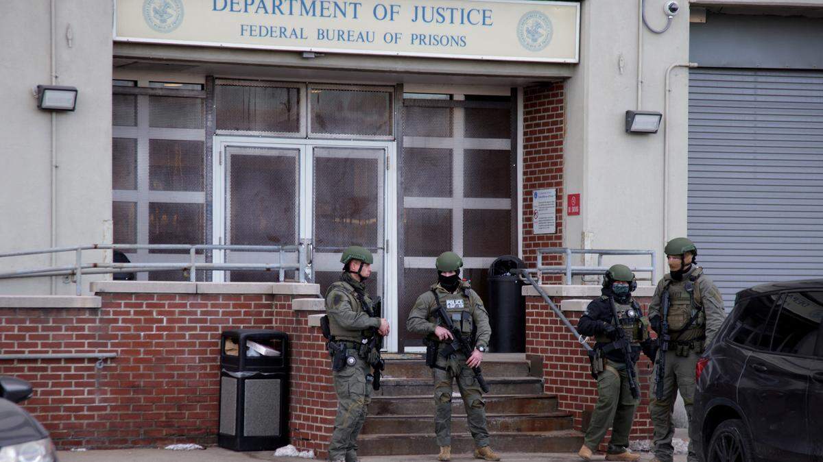 Agentes federales del Departamento de Justicia de EE.UU. permanecen de guardia afuera del Centro de Detención Metropolitana, donde se encuentra el depuesto presidente venezolano Nicolás Maduro, en el distrito de Brooklyn, Nueva York, el 4 de enero de 2026.