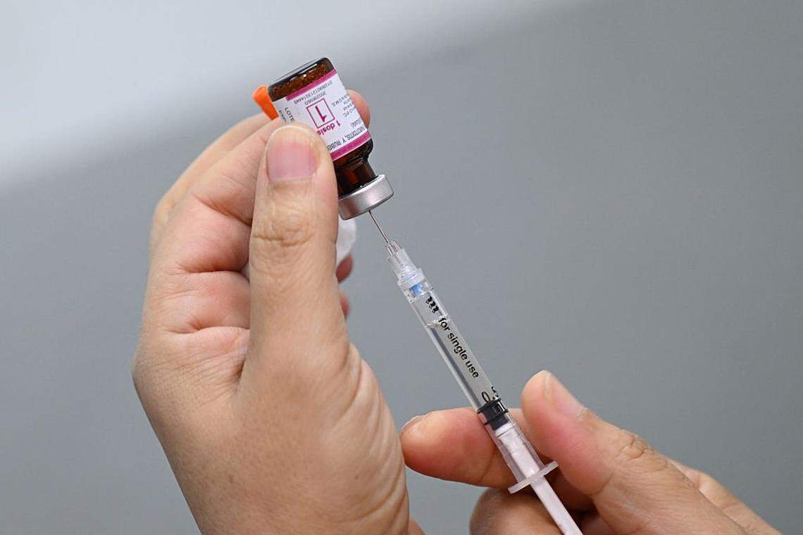 Un trabajador del Ministerio de Salud prepara una vacuna contra el sarampión, el 15 de abril de 2026.