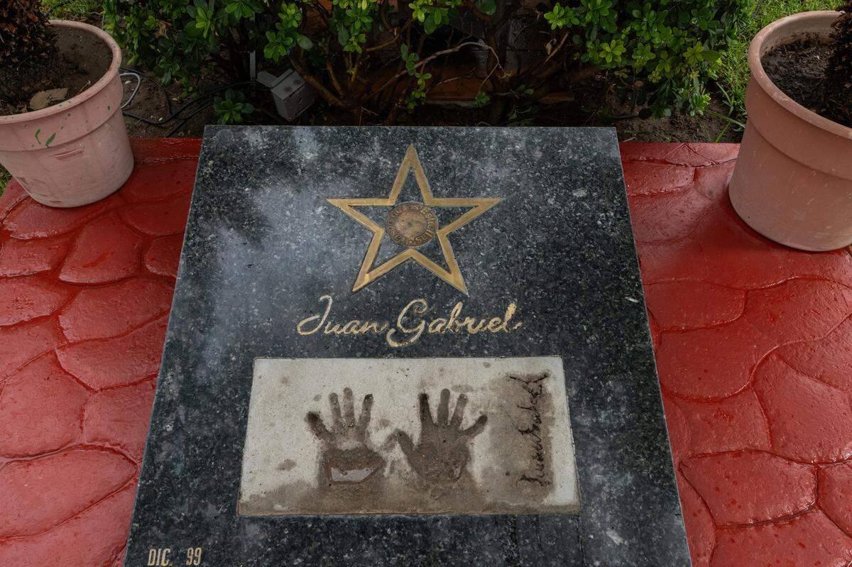 La huella de las manos de Juan Gabriel se puede ver en la mansión de la superestrella mexicana en Ciudad Juárez. La propiedad, ubicada a poca distancia de la frontera entre Estados Unidos y México, fue convertida en museo.