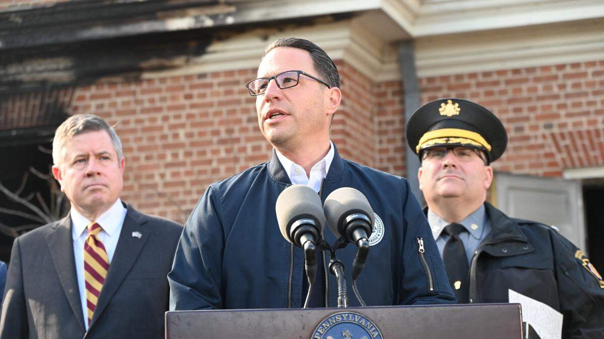El gobernador de Pensilvania, el democrata Josh Shapiro, ofrece una conferencia de prensa acerca del incendio provocado en su residencia oficial, el domingo 13 de abril de 2025, en Harrisburg, Pensilvania.
