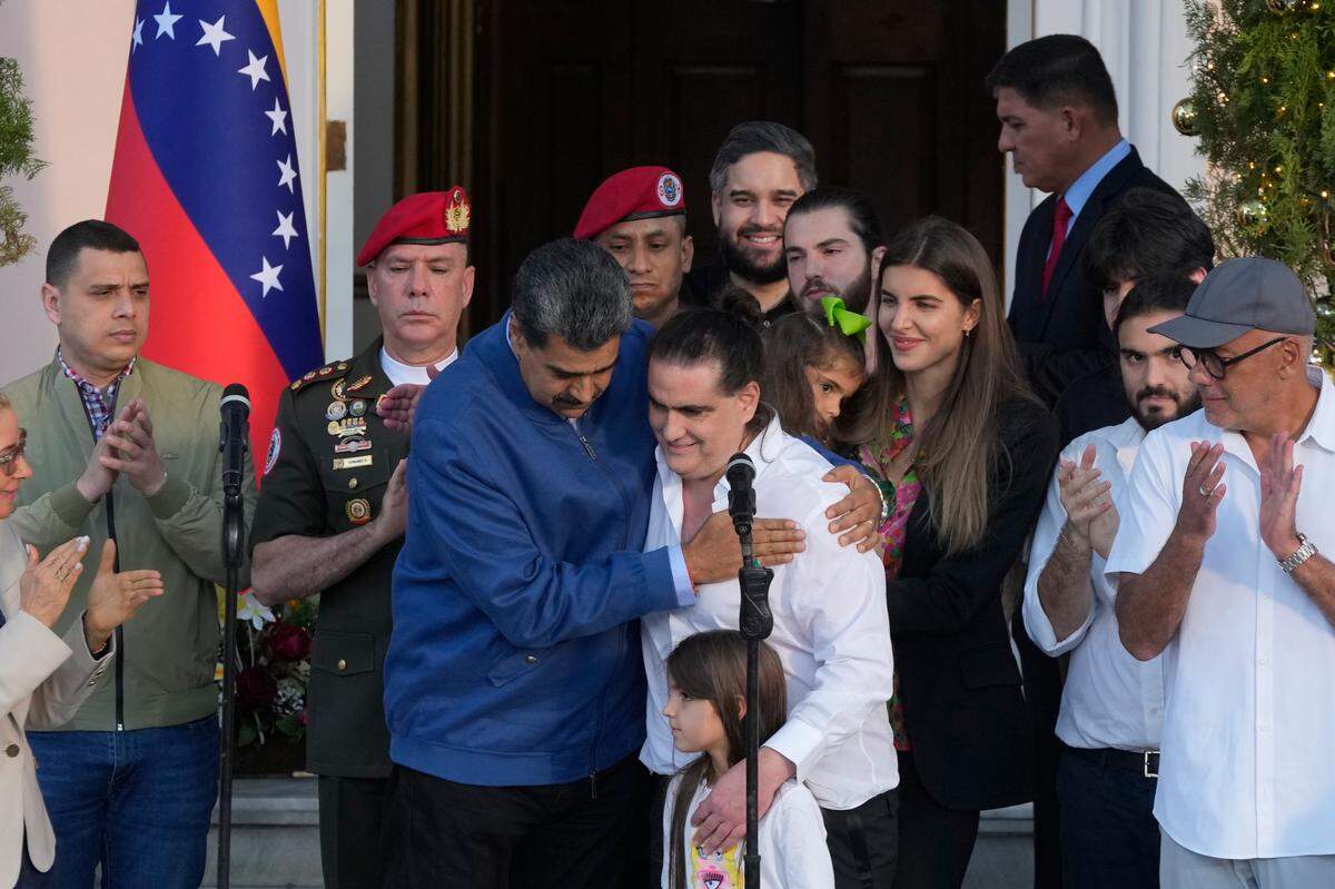 El gobernante de Venezuela, Nicolás Maduro (centro izq.), abraza a Alex Saab tras ser liberado por las autoridades de Estados Unidos, en el Palacio de Miraflores, Caracas, el miércoles 20 de diciembre de 2023. Saab, quien había sido acusado de lavado de dinero, fue intercambiado por 10 estadounidenses que fueron detenidos por el gobierno de Maduro.