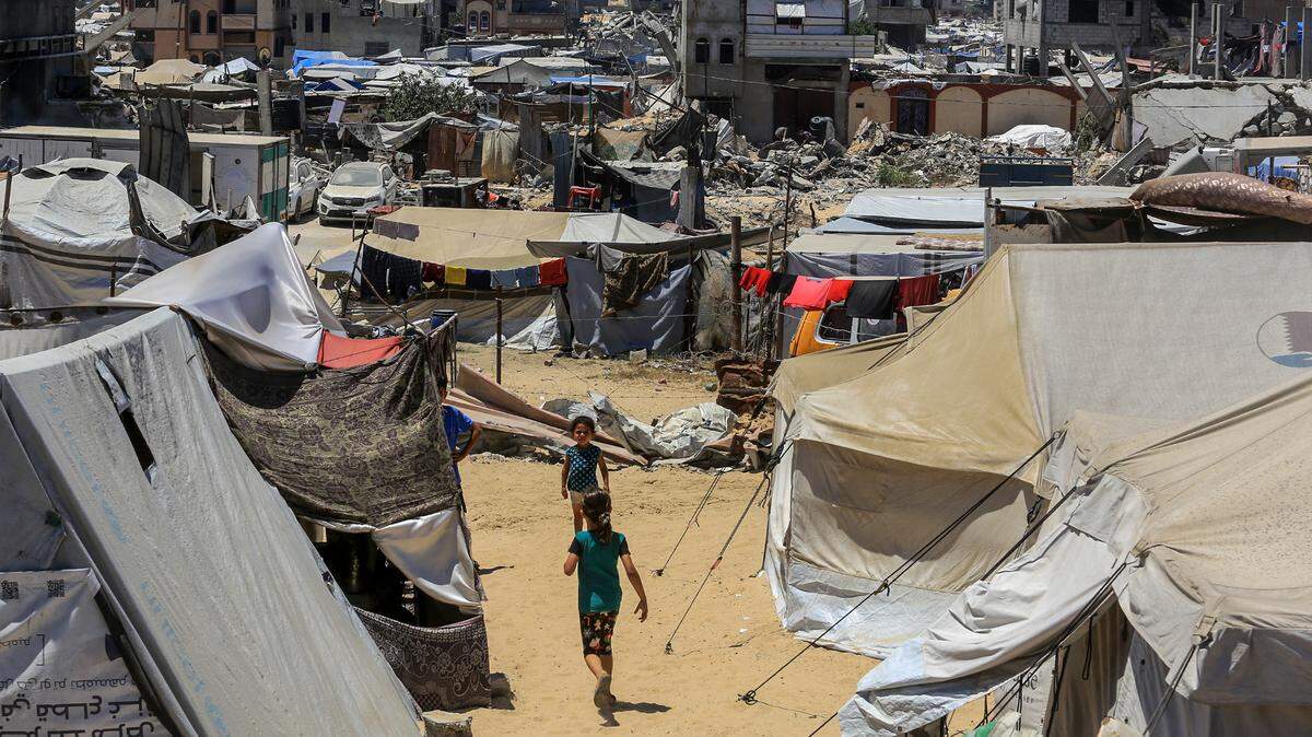 Imagen del campamento de refugiados Khan Yunis, en la Franja de Gaza, el lunes 7 de julio de 2025, en donde los palestinos desplazados sufren malas condiciones de vida debido a su desplazamiento tras huir de sus hogares por los ataques israelíes.