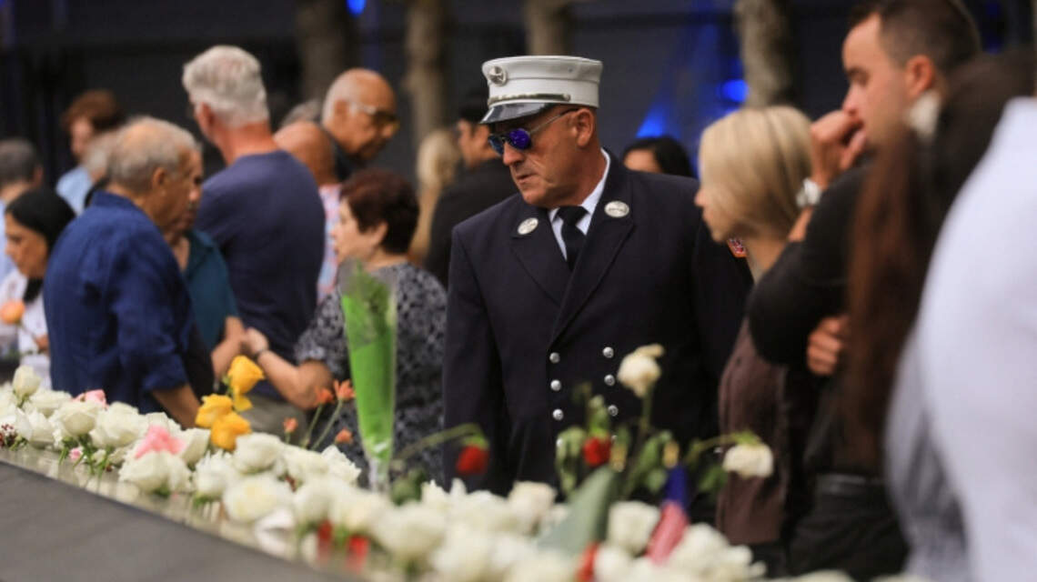 Estadounidenses conmemoran aniversario 25 del 11 de septiembre en medio de un dolor que perdura