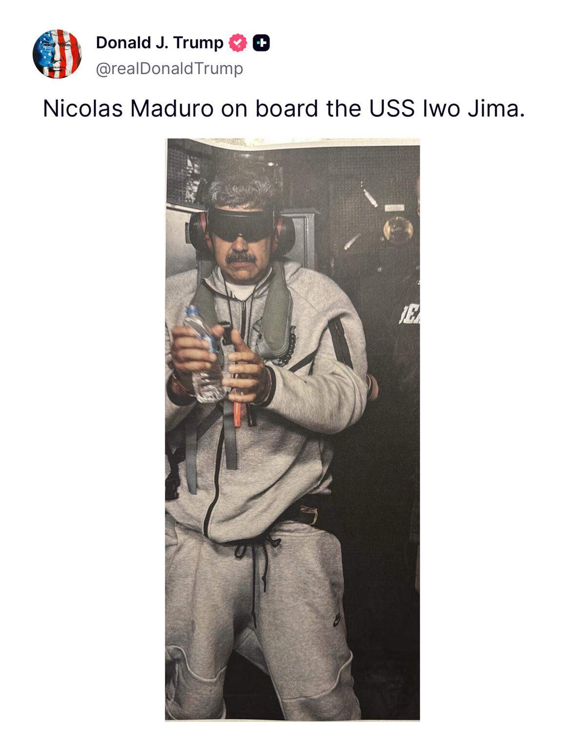 El presidente estadounidense, Donald Trump, publicó la primera foto del gobernante venezolano Nicolás Maduro tras su captura el 3 de enero de 2026.