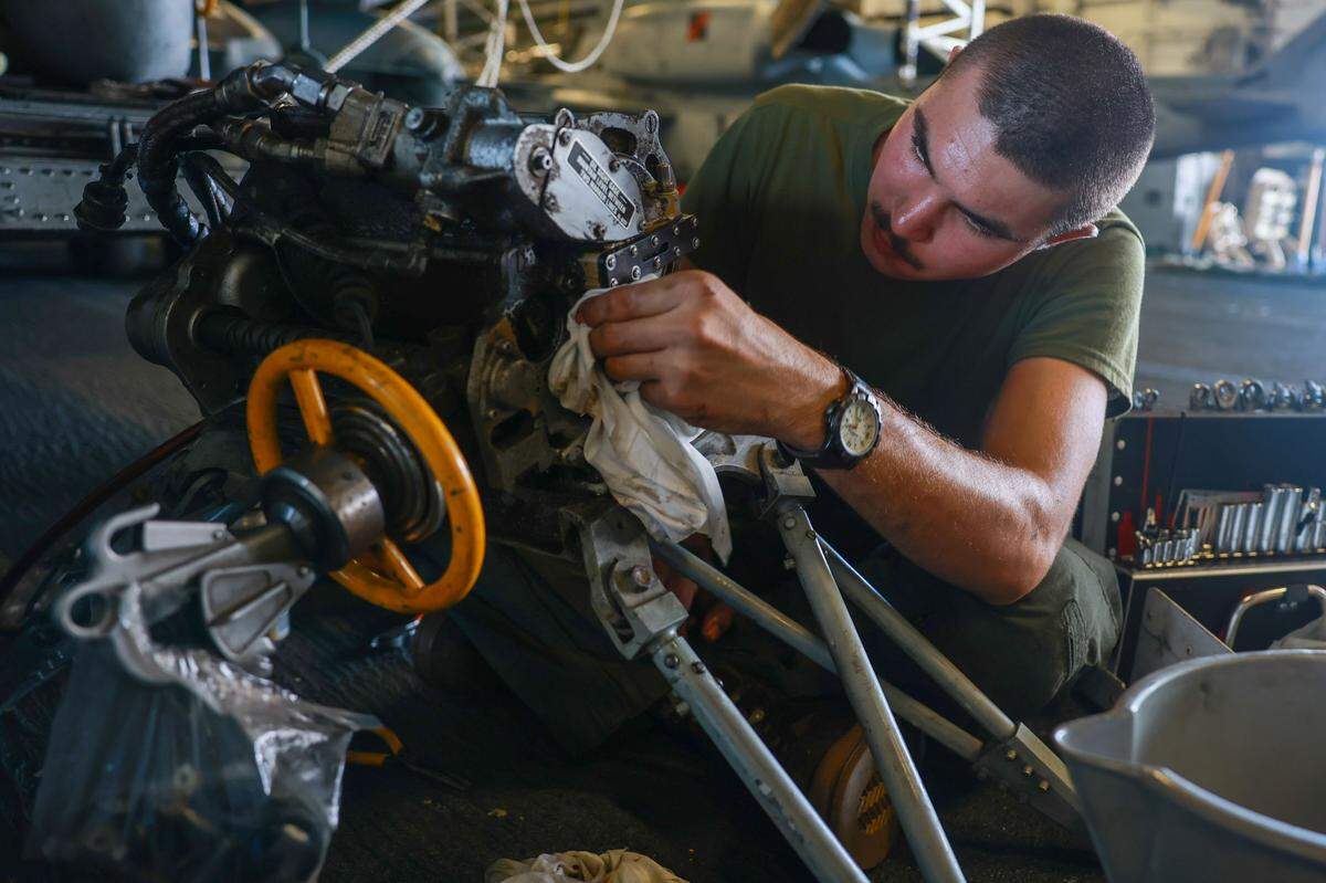 El cabo de la Infantería de Marina de EEUU Trystan Myers, asignado a los “Thunder Chickens” del Escuadrón de Rotores Inclinables Medianos (VMM) 263 (Reforzado), realiza tareas de mantenimiento en un CH-53 Super Stallion, el lunes 25 de agosto de 2025.