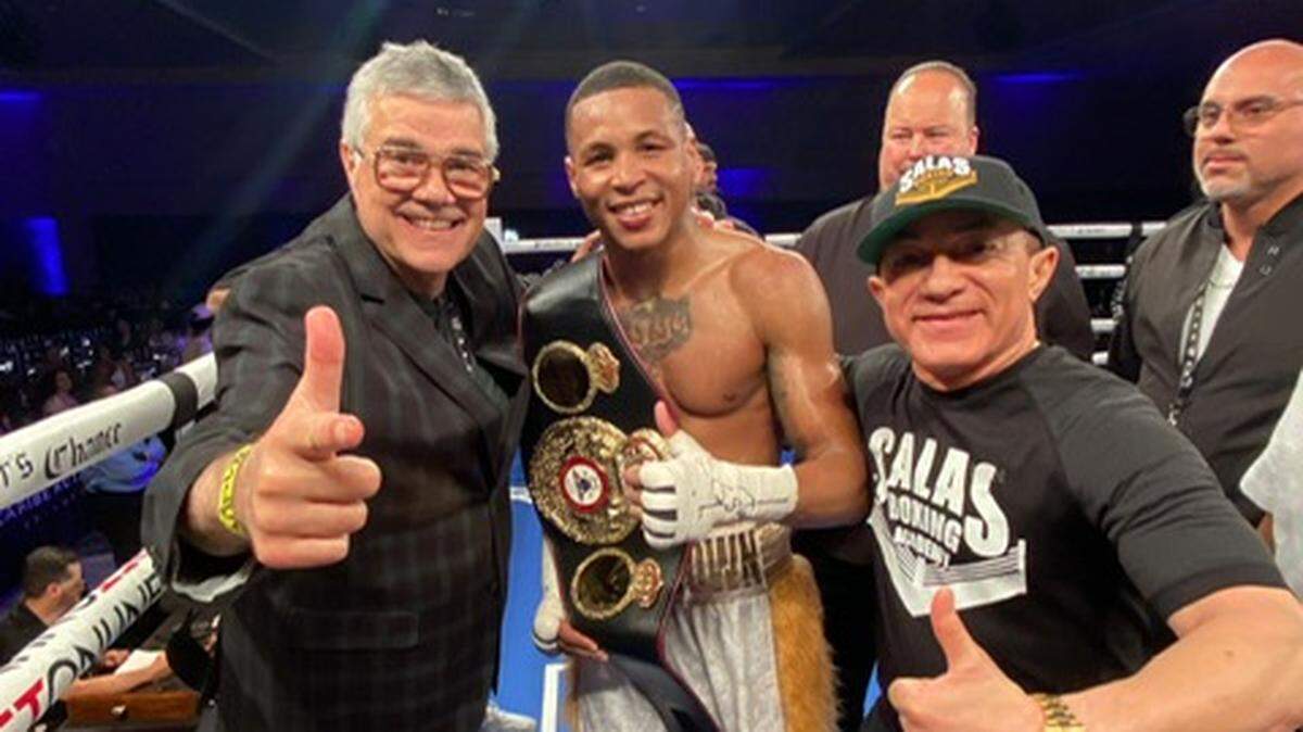Kevin Brown celebra el triunfo ante Idalberto Umara el viernes en Orlando junto con el promotor Luis de Cubas (izq.) y el entrenador Ismael Salas.