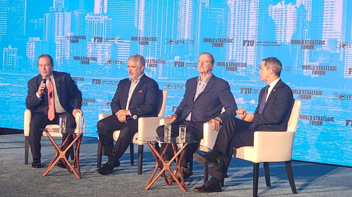 El expresidente Ivan Duque de Colombia, el expresidente Vicente Fox de México y el ex presidente interino de Venezuela Juan Guaidó participan en un foro realizado por el World Strategic Forum en Miami.