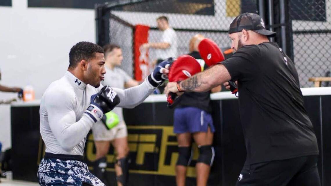 Peleador cubano enfrenta la prueba más dura de su carrera ante invicto de la escuela de Khabib en PFL