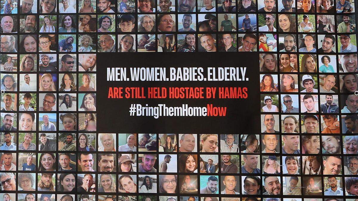 Fotos de algunas de las personas retenidas como rehenes por Hamas se muestran durante una vigilia Bring Them Home en el Jardín del Recuerdo en White Plains durante una vigilia Bring Them Home mientras la comunidad de Westchester pide la liberación inmediata de los rehenes retenidos por Hamas el 24 de octubre.
