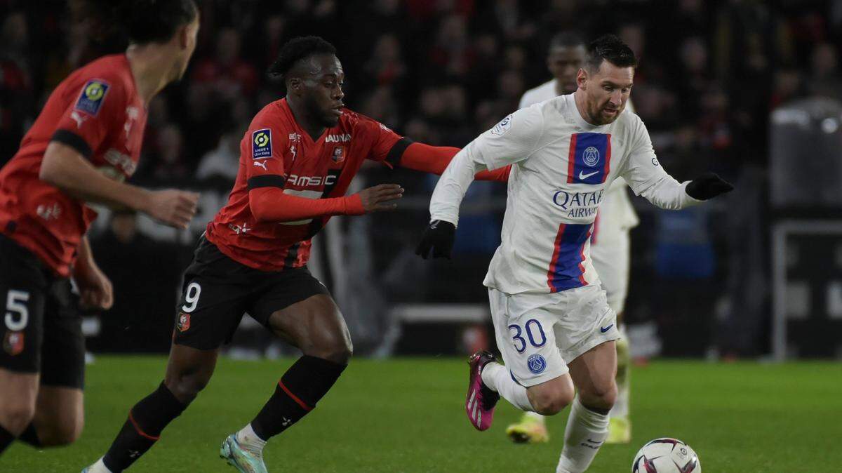 Lionel Messi, Neymar y Kylian Mbappé no pudieron evitar que el Paris Saint-Germain perdiera 1-0 ante Rennes para su segunda derrota consecutiva en la liga francesa el domingo, y su ventaja sobre el segundo lugar Lens se redujo a tres puntos.