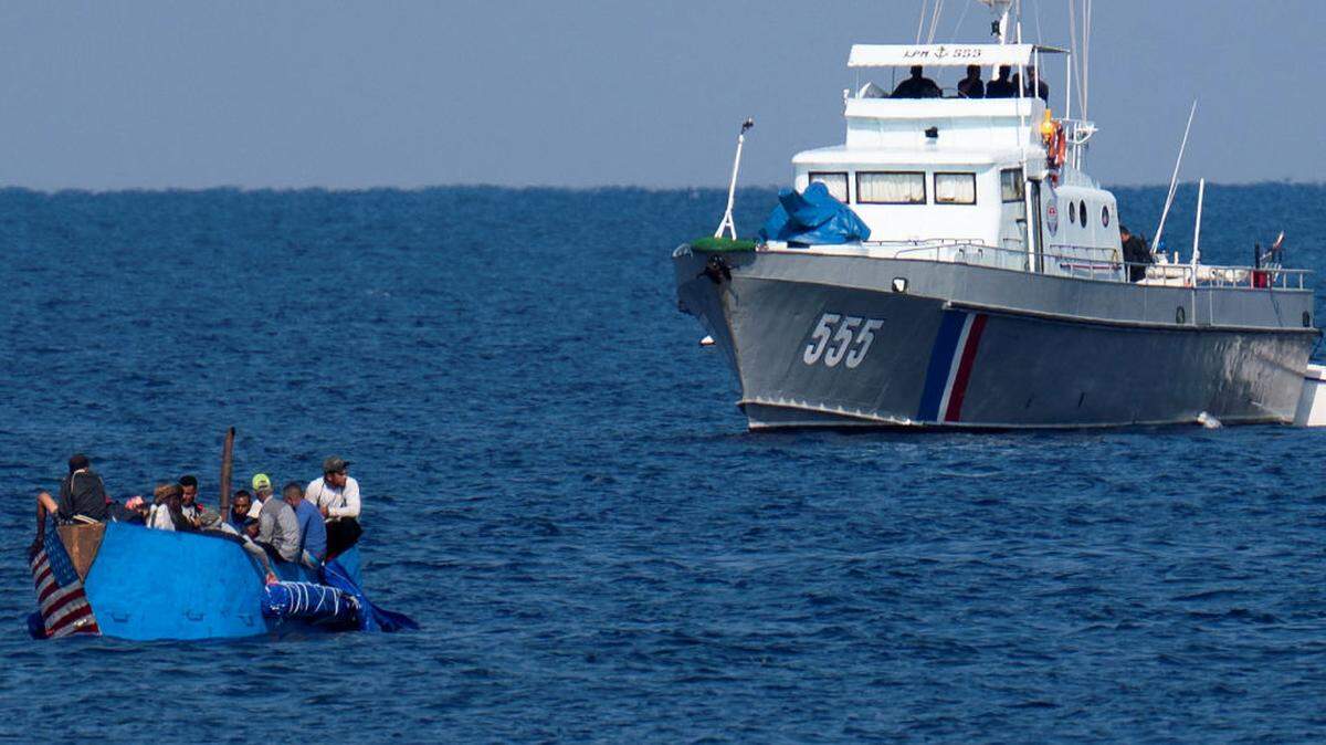 Foto de archivo del 12 de diciembre de 2022, que muestra a una lancha de la Guardia Costera cubana acercándose a un bote con varias personas que trataban de salir de la isla desde La Habana.