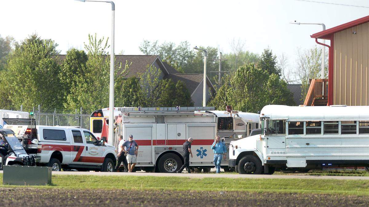 Vehículos de emergencia acudieron al YNOT After School Campy, un centro extraescolar situado en Chatham, Illinois, el 28 de abril de 2025.