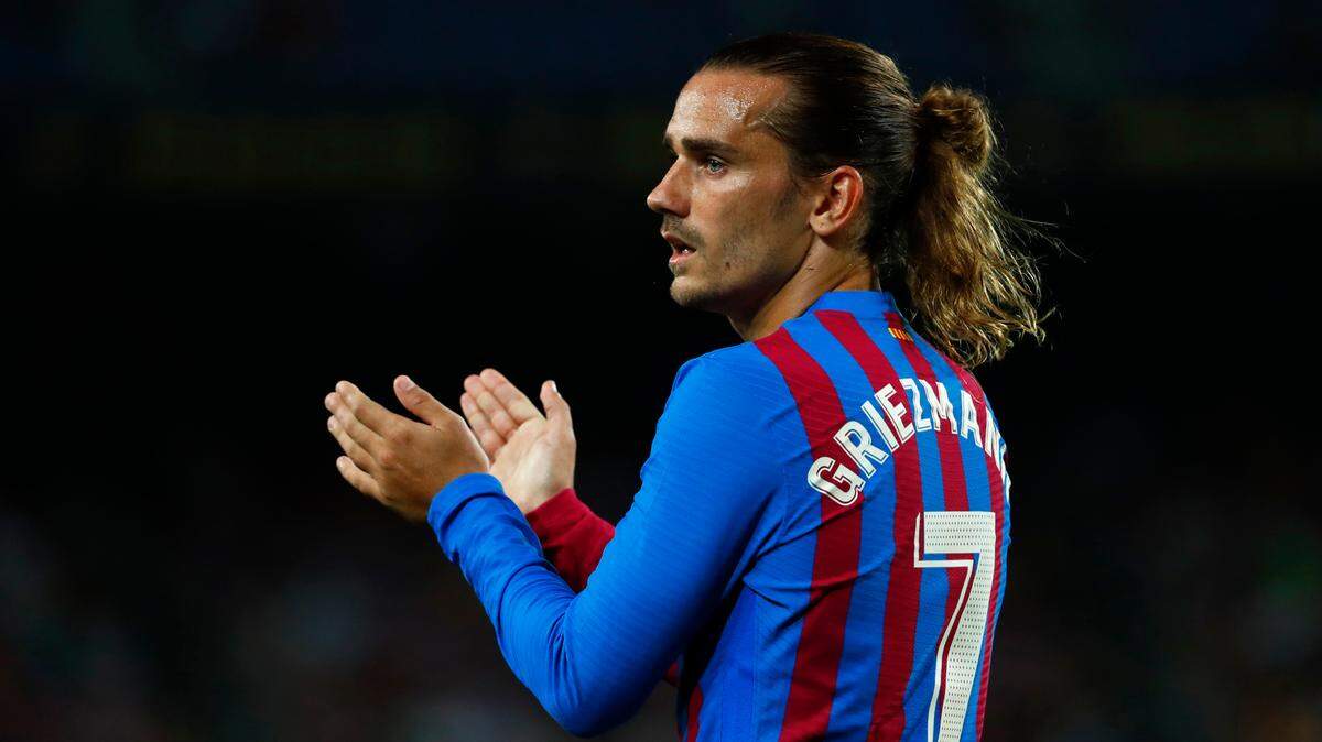 El delantero del Barcelona Antoine Griezmann aplaude durante el partido contra la Real Sociedad por la Liga española, el domingo 15 de agosto de 2021. (AP Foto/Joan Monfort)