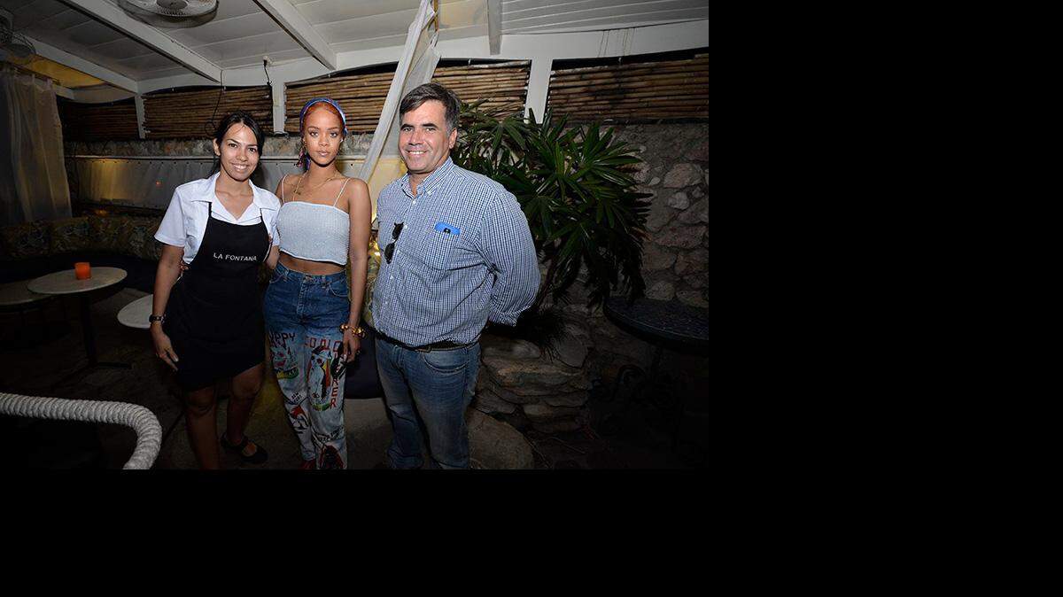 La cantante Rihanna visita el popular paladar habanero La Fontana.  