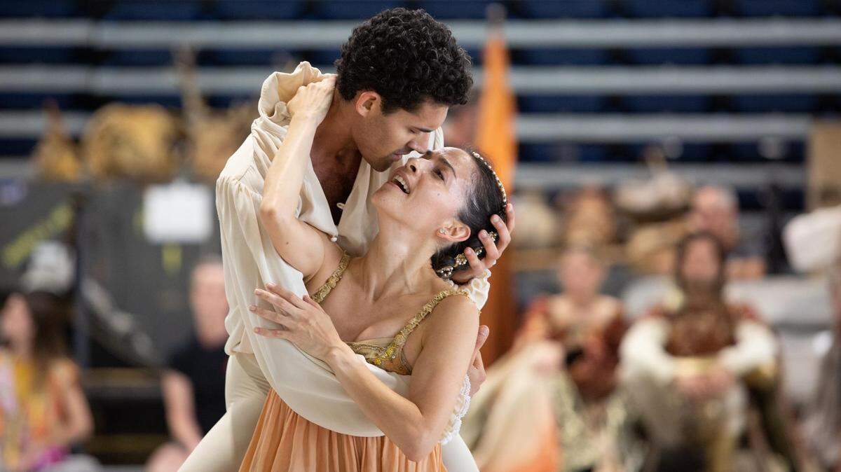 Katia Carranza y Renan Cerdeiro, Bailarines Principales de MCB en “Romeo y Julieta” coreografía de John Cranko y música de Sergei Prokofiev. 