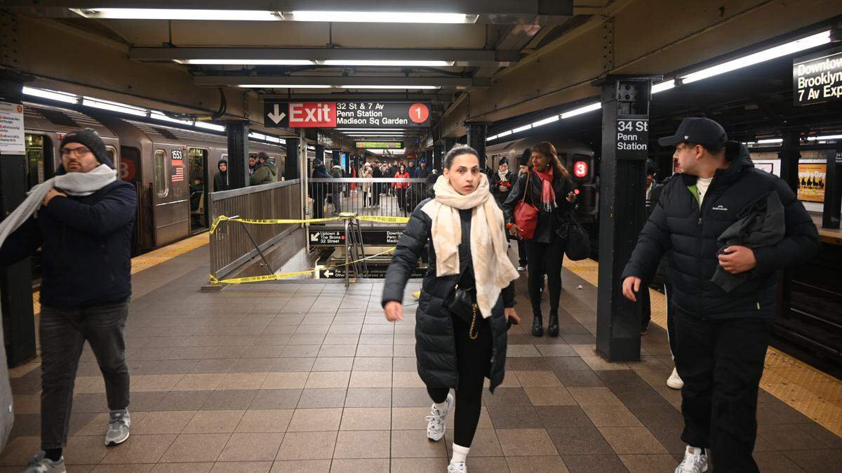 La entrada a la Estacion Penn del metro de Nueva York fue cerrada después que un hombre fue quemado por otro, el viernes 27 de diciembre de 2024. En los últimos 10 días han habido al menos tres ataques violentos en estaciones del metro de Nueva York. El más reciente fue el martes 31 de diciembre, cuando un hombre empujó a otro contra el metro, causándole graves heridas.