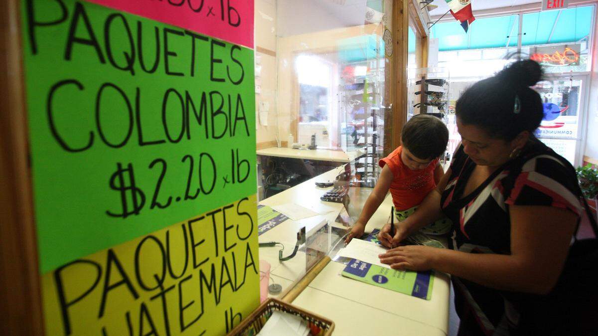 Doria García y su hija Emeli envían dinero a su familia en Nicaragua desde Homestead, en foto de archivo. La empresa WorldRemit anunció una reducción de más 50% en las tarifas de envío a cuatro países.