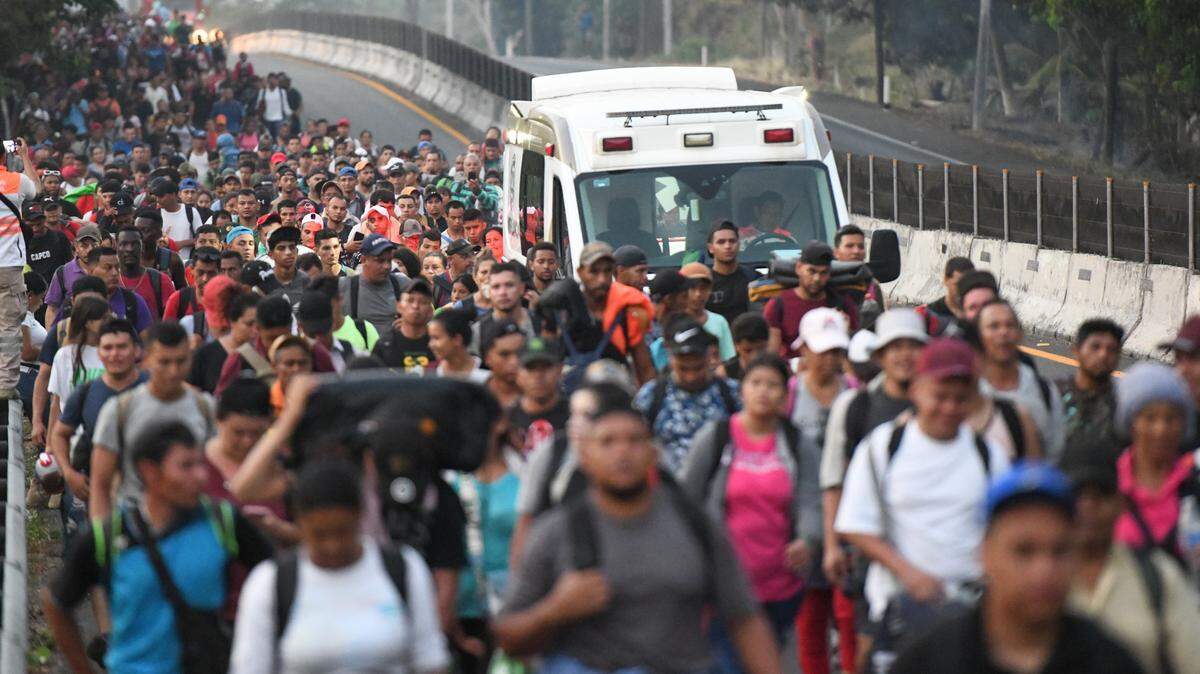 Foto de archivo del 24 de abril de 2023. Varios miles de migrantes salieron el domingo caminando del sur de México en la que supone la mayor caravana formada este año. Centroamericanos, venezolanos, cubanos y colombianos, entre otras nacionalidades, partieron este domingo de la ciudad de Tapachula.

