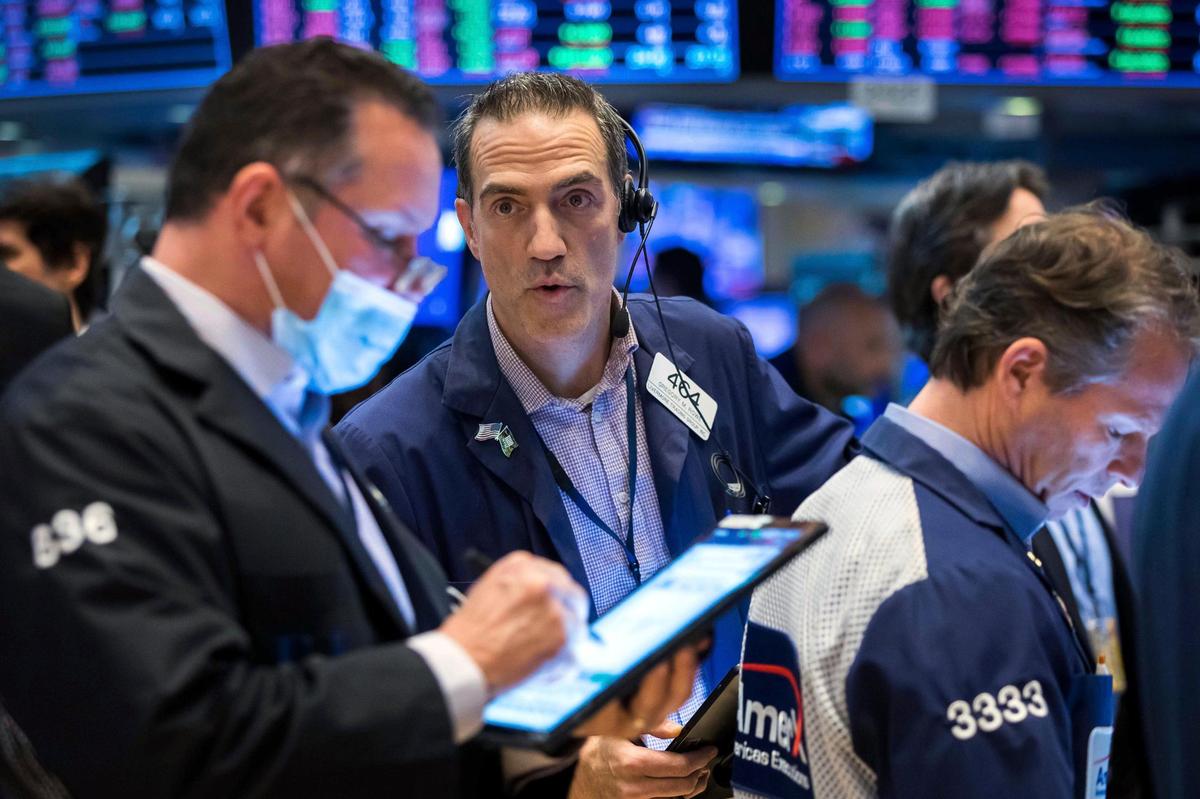 Corredores de bolsa observan la caída de los mercados a nivel mundial después de la invasión rusa a Ucrania, en la Bolsa de Valores de Nueva York, el 24 de febrero.