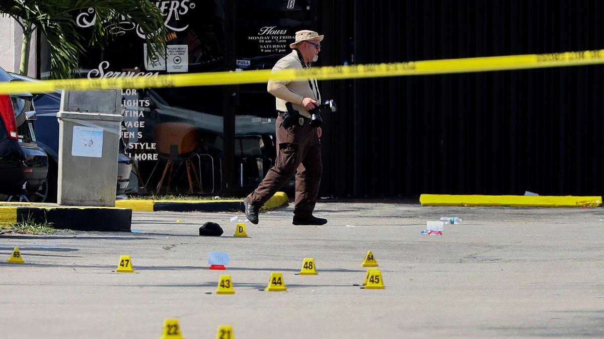 La policía de Miami-Dade está investigando un tiroteo que ocurrió al finalizar un concierto de rap y dejó dos personas muertas e hirió a otras 20 cerca de Hialeah.