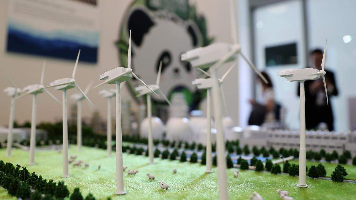Foto de archivo del 6 de diciembre de 2023 que muestra una maqueta de turbinas eólicas en el pabellón de China, en la Conferencia acerca del Cambio Climático (COP28), en Dubai, Emiratos Árabes Unidos.