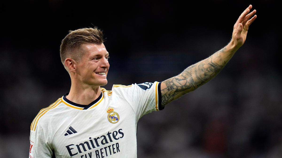 El mediocampista del Real Madrid Toni Kroos se despide de los aficionados durante el partido de LaLiga ante el Real Betis, celebrado el 25 de mayo de 2024 en el estadio Santiago Bernabéu de Madrid, España. 