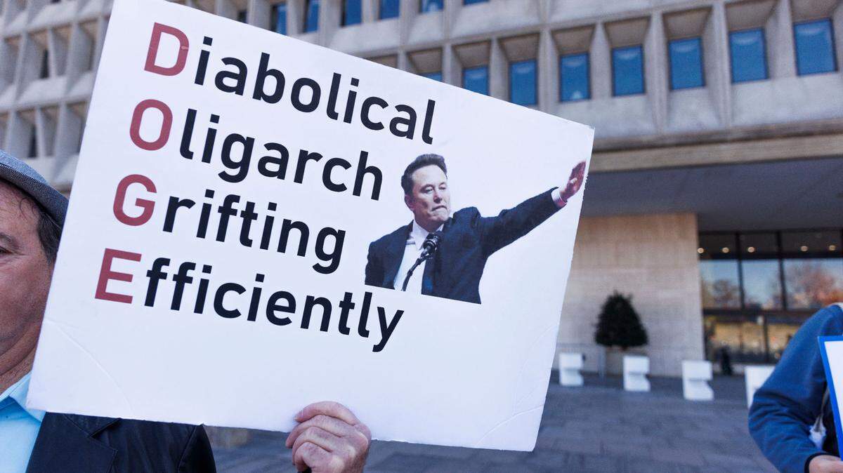 Un hombre protesta contra los recortes al Departamento de Salud y Servicios Humanos de Estados Unidos, el martes 25 de febrero de 2025 en Washington DC.
