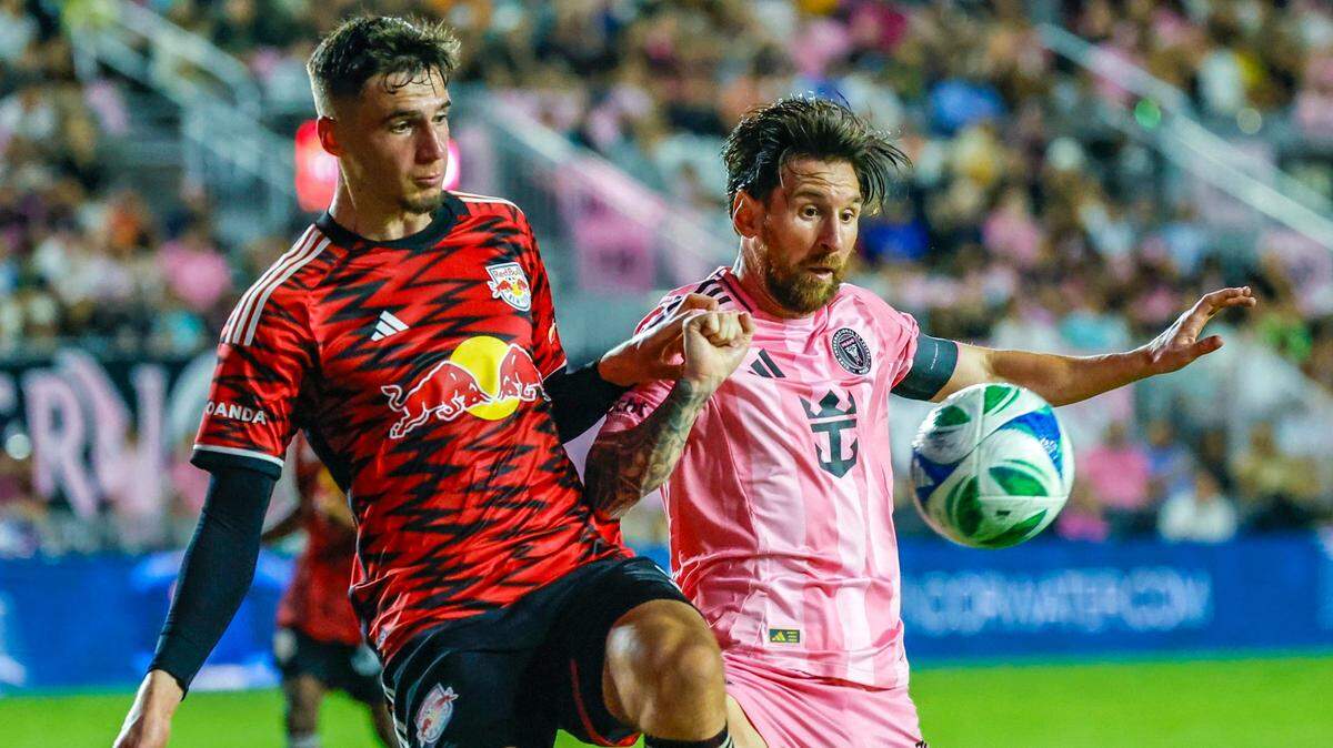 El delantero del Inter Miami Lionel Messi (der.) lucha por la pelota con Noah Eilem, de los Red Bulls de Nueva York, en el partido celebrado el 3 de mayo de 2025 en el Chase Stadium en Fort Lauderdale, Florida.