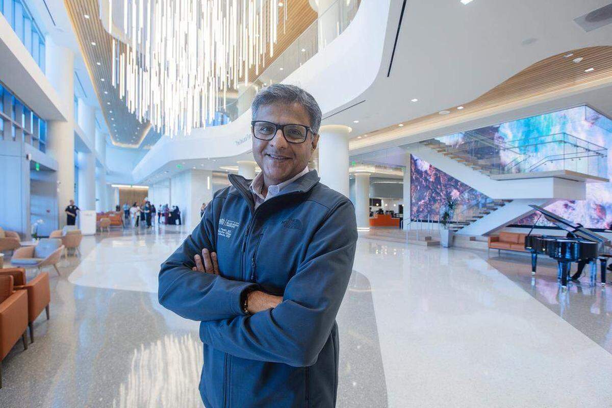 El Dr. Dipen Parekh, director ejecutivo de UHealth, es fotografiado en el centro ambulatorio más nuevo, grande y tecnológicamente más avanzado del University of Miami Health System, el Centro Médico UHealth SoLé Mia, el martes 30 de septiembre de 2025.