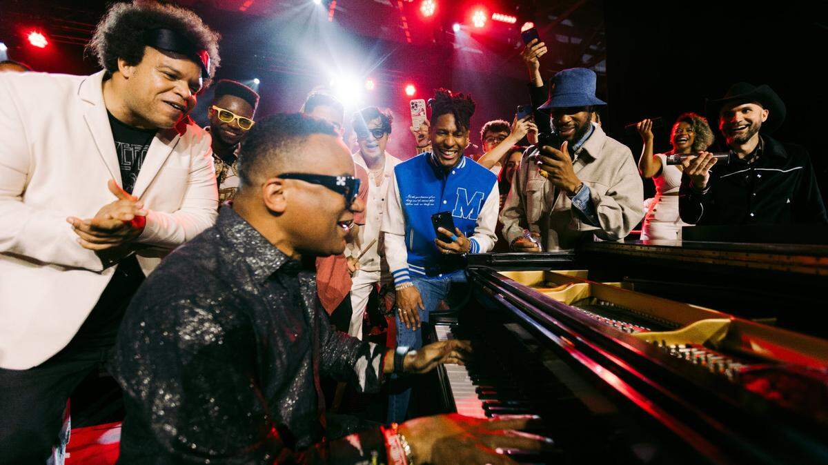 Gonzalo Rubalcaba, animado por Jon Batiste en Montreux Jazz Festival Miami el año pasado. El pianista cubano se presenta en la descarga afrocubana el domingo 2 de marzo, y Batiste cierra todas las noches con una jam session junto a su banda, Stay Human.