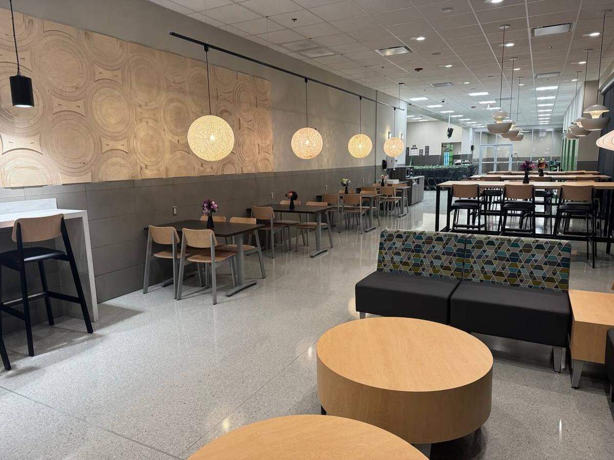 El área para comer en el segundo piso de la nueva tienda en el mall Briar Bay, cerca de The Falls, en Miami. Se acaba de inaugurar el 27 de febrero.