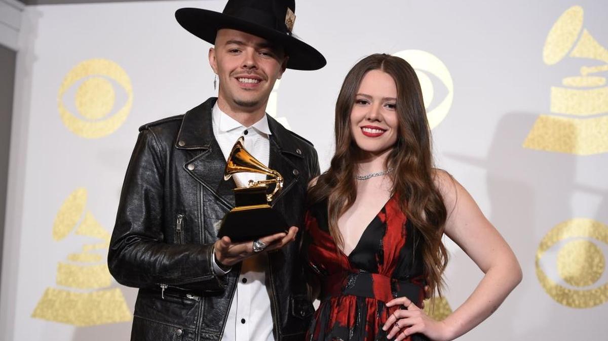 Jesse & Joy posan con el trofeo al Mejor Álbum Pop "Un Besito Más" en la 59 edición anual de los Premios Grammy, la noche del domingo 12 de febrero del 2017, en Los Ángeles, en California.