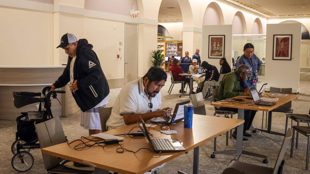 Residentes de Miami-Dade llenan su solicitud para entrar en la lista de espera del Plan 8 en la sede principal de las bibliotecas en el downtown, el 5 de febrero del 2024. El 18 de marzo se hace el sorteo totalmente aleatorio de los números que recibieron al presentar la aplicación.