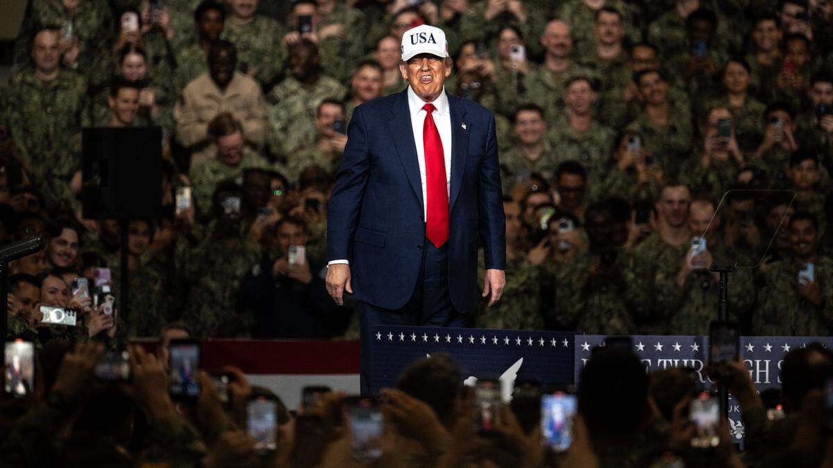 CORRECTION / US President Donald Trump leaves after delivering a speech in front of US Navy personnel on board the US Navy's USS George Washington aircraft carrier at the US naval base in Yokosuka on October 28, 2025. (Photo by Philip FONG / AFP) / "The erroneous mention[s] appearing in the metadata of this photo by Philip FONG has been modified in AFP systems in the following manner: [leaves after delivering a speech] instead of [arrives to deliver a speech]. Please immediately remove the erroneous mention[s] from all your online services and delete it (them) from your servers. If you have been authorized by AFP to distribute it (them) to third parties, please ensure that the same actions are carried out by them. Failure to promptly comply with these instructions will entail liability on your part for any continued or post notification usage. Therefore we thank you very much for all your attention and prompt action. We are sorry for the inconvenience this notification may cause and remain at your disposal for any further information you may require." (Photo by PHILIP FONG/AFP via Getty Images)