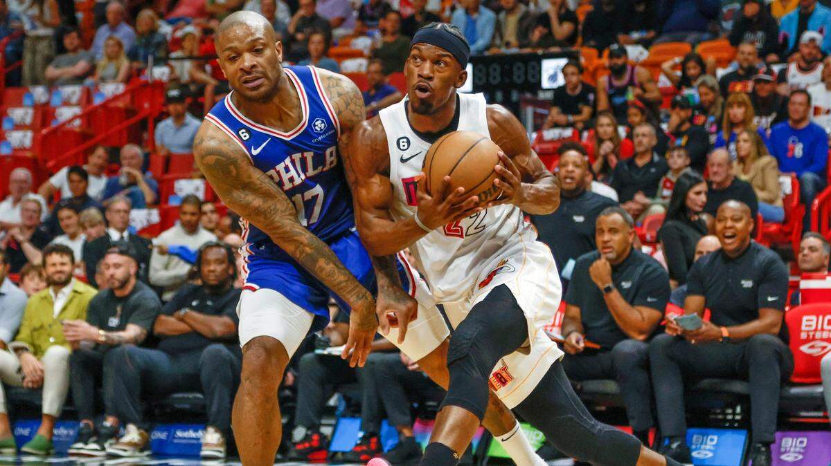 El jugador del Heat Jimmy Butler (der.) entra al aro ante la marca de P.J. Tucker, de los 76ers, en el partido celebrado el 1ro de marzo de 2023 en Miami.