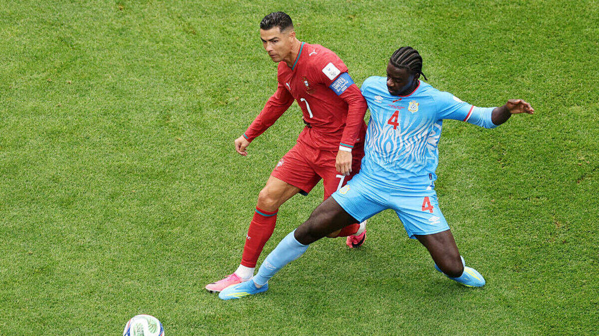 Cristiano Ronaldo (izq.) tocó apenas 25 balones, el que menos de todos los titulares de Portugal, en el partido ante la República Democrática del Congo, el miércoles en Houston.