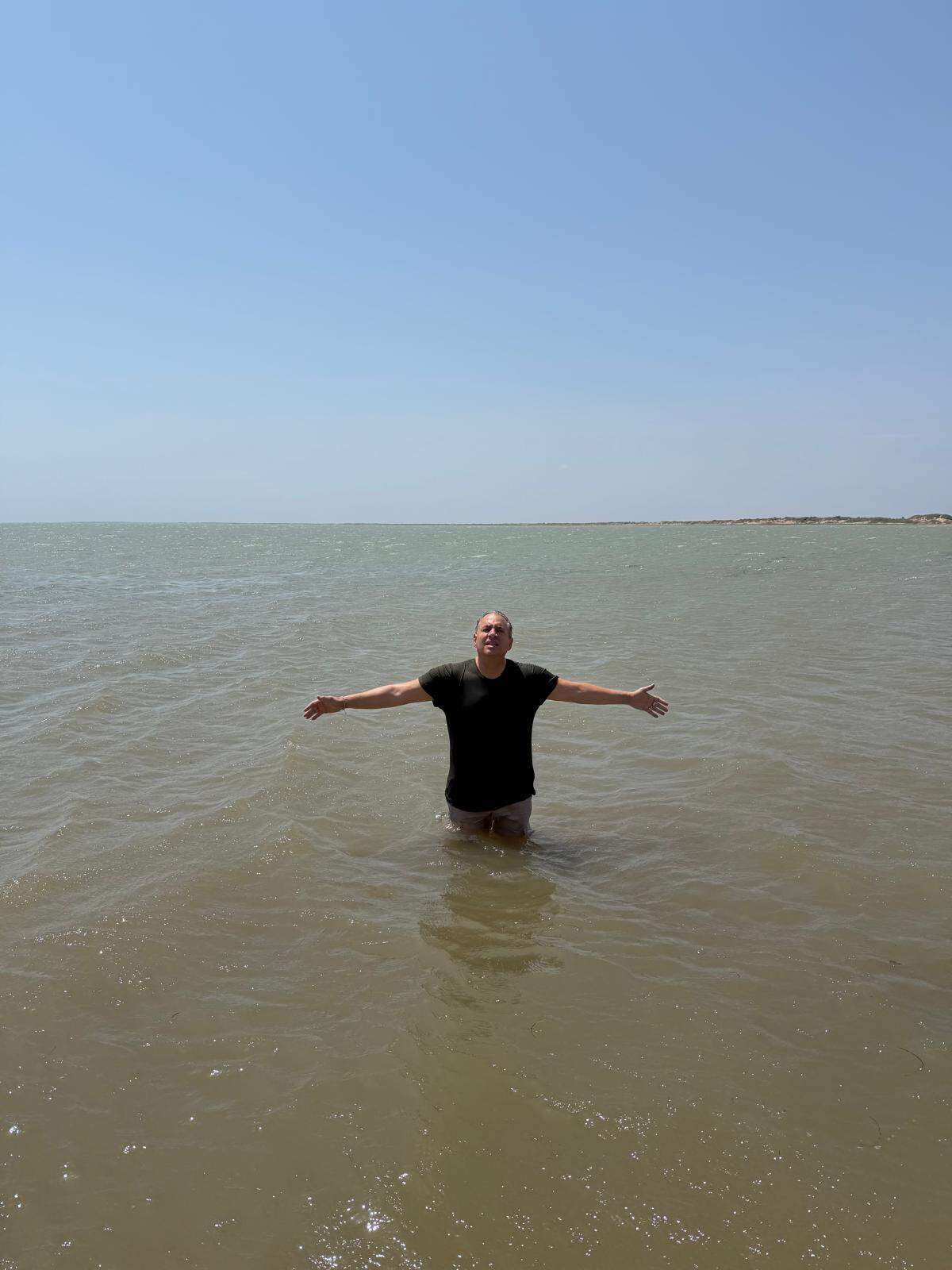 Daniel Sarcos en la playa de Cojoro, en el Zulia.