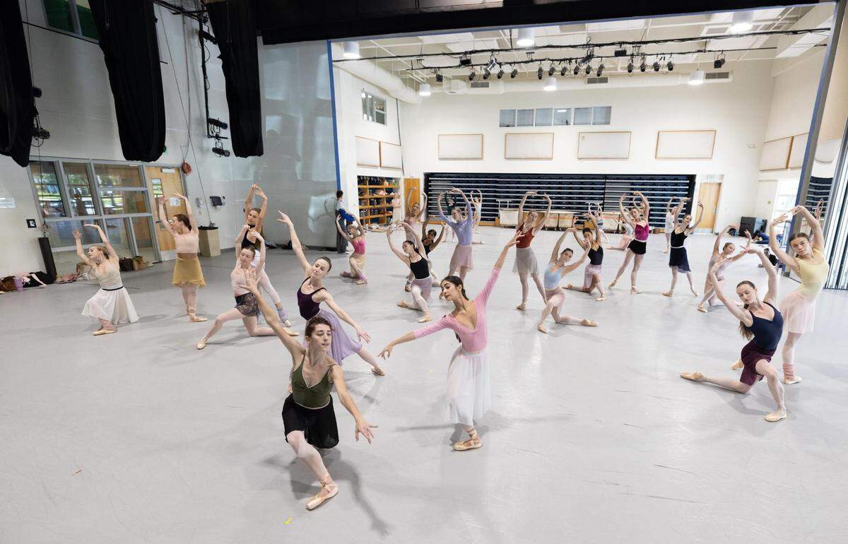 Las bailarinas del Miami City Ballet ensayando “Walpurgisnacht Ballet” de George Balanchine. 