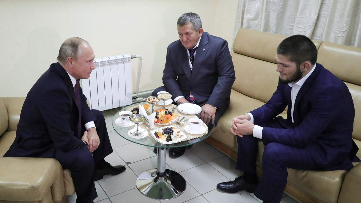 El presidente de Rusia Vladimir Putin (izq.) se reunió con el luchador de la UFC Khabib Nurmagomedo (der.) el 10 de octubre de 2018. Al centro el padre del peleador de Daguestán.