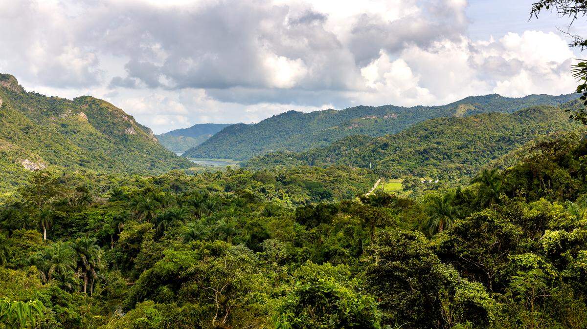 Típico paisaje de montaña cerca de la ciudad de Cienfuegos, Cuba. Tomado no muy lejos de las famosas Cataratas del Nicho.