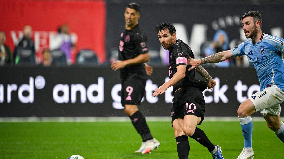 El astro del Inter Miami Lionel Messi (10) anota su segundo gol en el partido de la MLS ante el New York City, celebrado el 24 de septiembre de 2025 en Nueva York.
