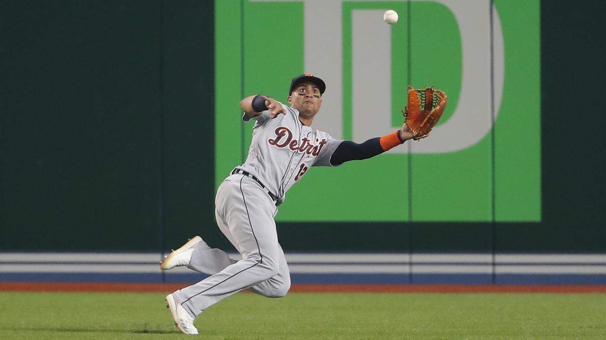 LEONYS MARTIN intenta atrapar una pelota contra Toronto el 1 de julio.