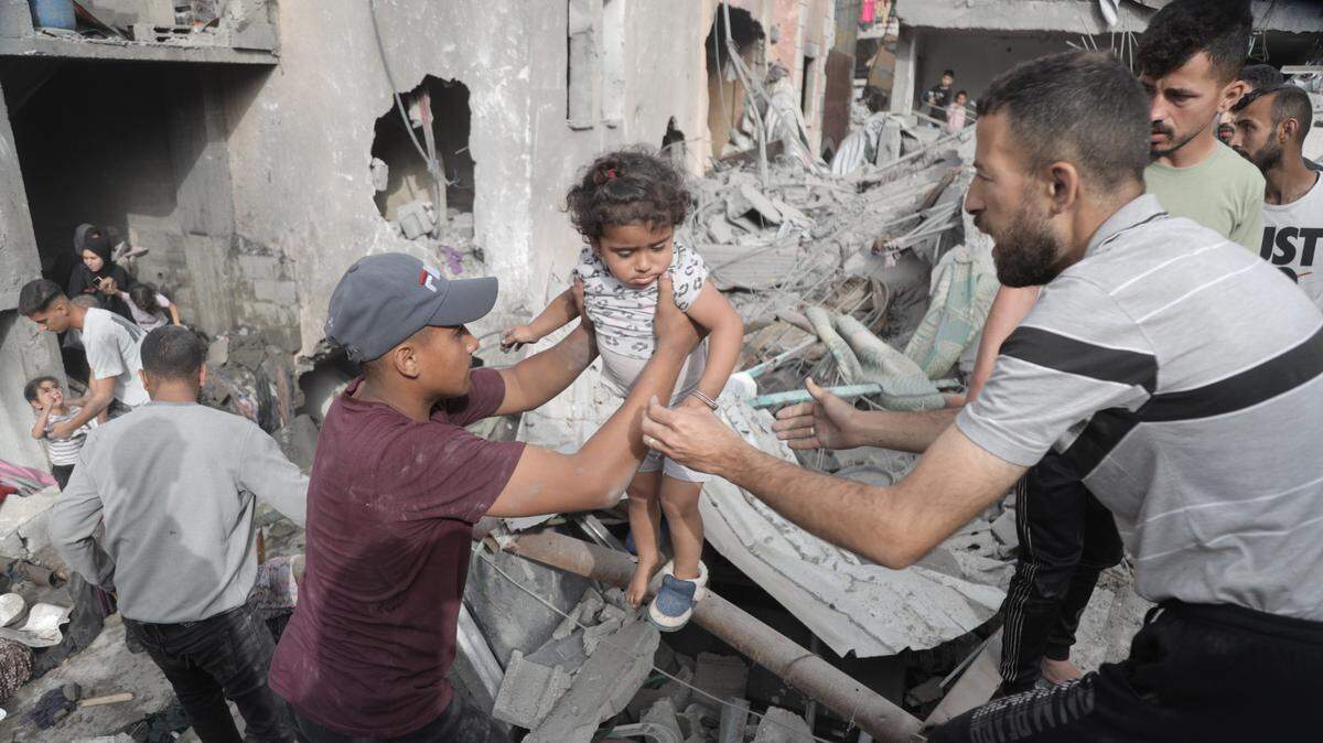 Una niña palestina es rescatada después de un ataque aéreo israelí en el campo de refugiados de Jabalia, en el norte de la Franja de Gaza, el domingo 18 de mayo de 2025.