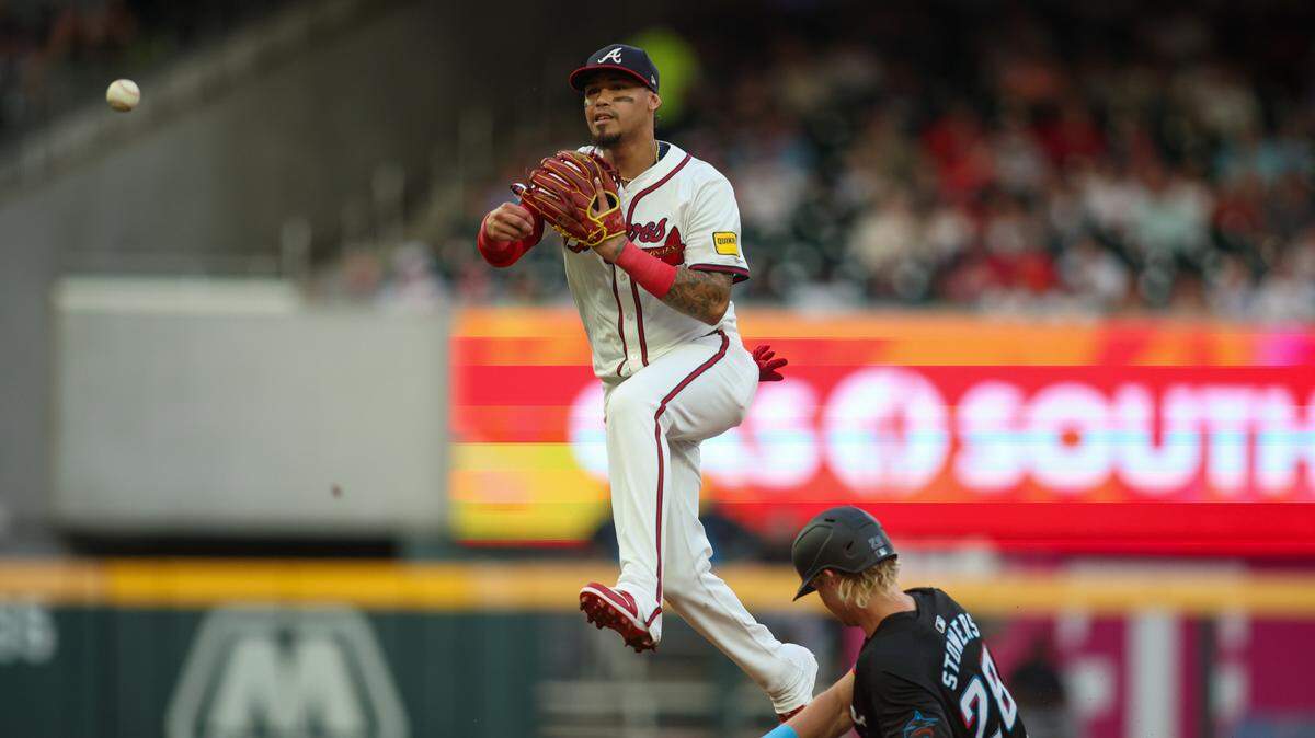 El torpedero de los Bravos Orlando Arcia tira a primera base en una jugada de doble matanza, en el cuarto inning del partido ante los Marlins de Miami celebrado el 1ro de agosto de 2024 en el Truist Park de Atlanta.