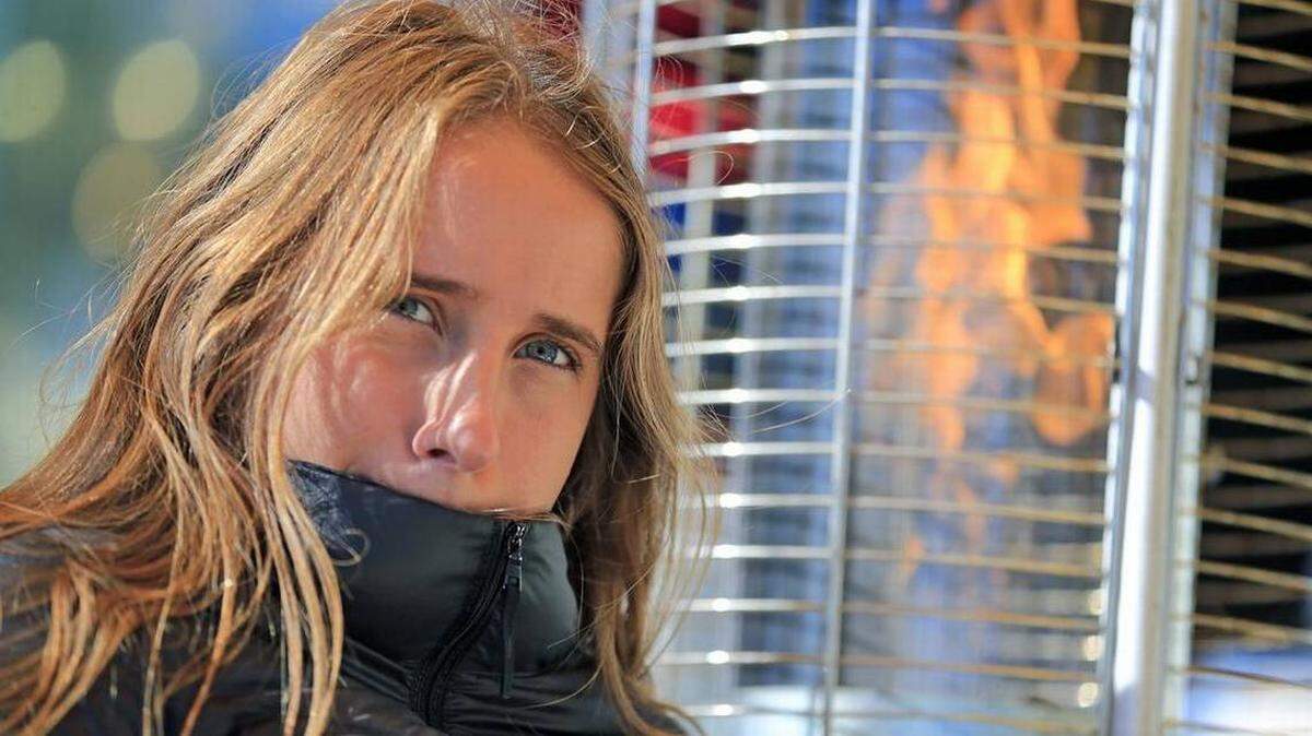 La turista española, Elena Bello,  se mantiene abrigada en el Starlite Cafe en South Beach el jueves 4 de enero de 2018. 