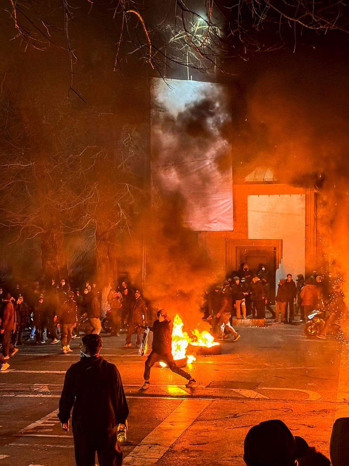Un grupo de iraníes se congrega bloqueando una calle durante una protesta en Teherán, Irán, el 9 de enero de 2026. Las protestas a nivel nacional comenzaron a finales de diciembre en el Gran Bazar de Teherán contra las fallidas políticas económicas, y se extendieron a universidades y otras ciudades, incluyendo consignas económicas, políticas y antigubernamentales.